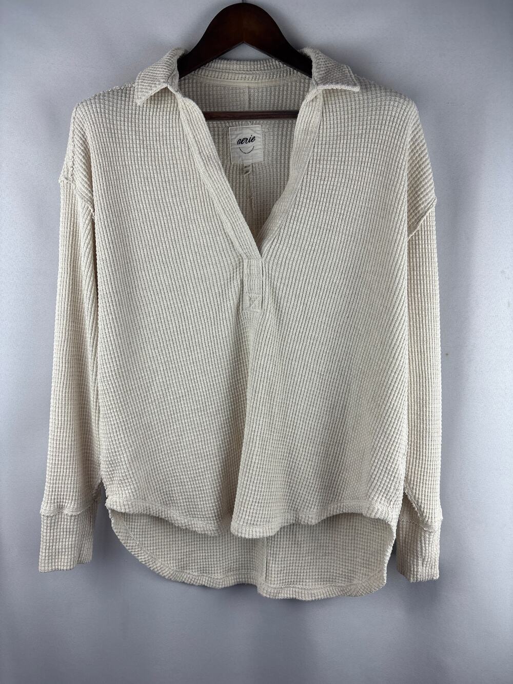 Women’s Aerie XS Cream Long Sleeve V-Neck Shirt